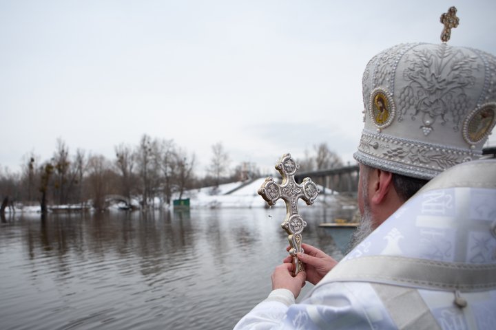 Аншлаги у храмах і на пляжах: як кияни відзначали Водохреща 2024