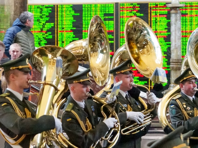 Військовий оркестр влаштував патріотичний виступ на головному залізничному вокзалі