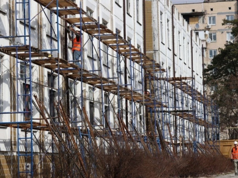 Вакансії у Києві на відновленні будівель після ворожих обстрілів – чому зарплати, як і результати роботи шокують