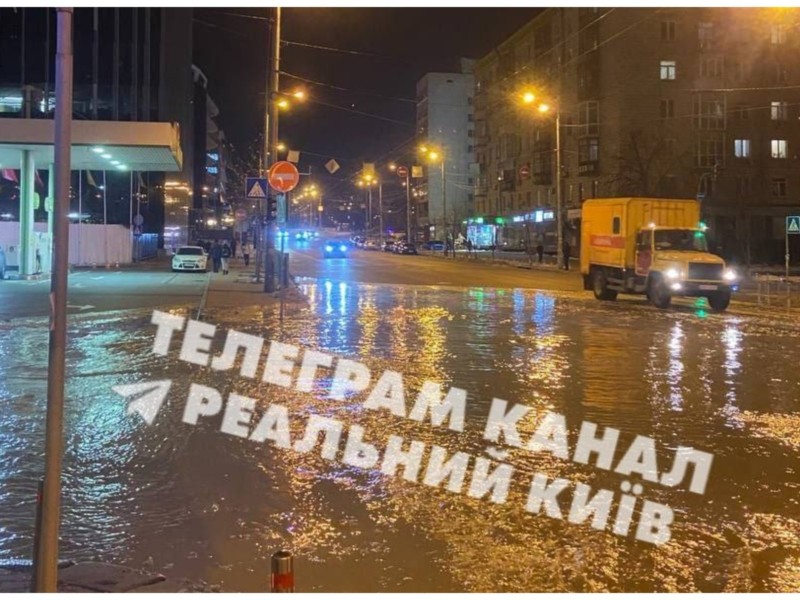 Біля парку Марії Заньковецької стався прорив каналізації (Оновлено)