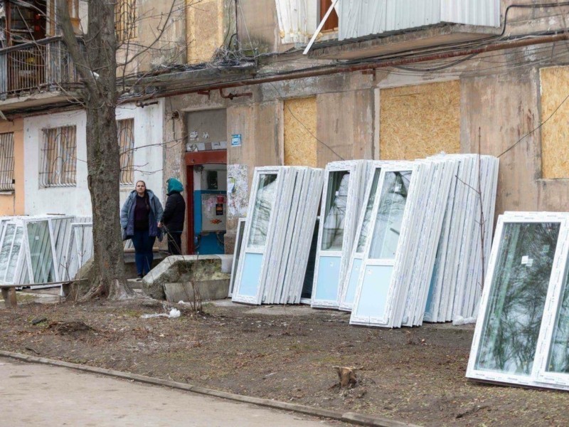Замість вибитих вікон – фанера: у передмісті пошкоджено 11 багатоквартирних та 16 приватних будинків