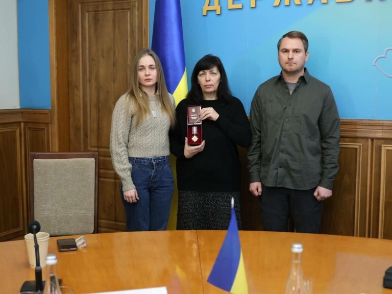 Мамі та дівчині одного з «привидів Києва» передали орден