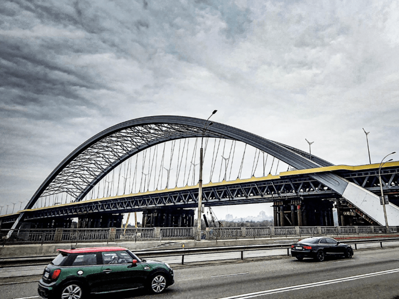 Мости та дороги: незважаючи на війну, у Києві за рік завершили кілька великих інфраструктурних проєктів
