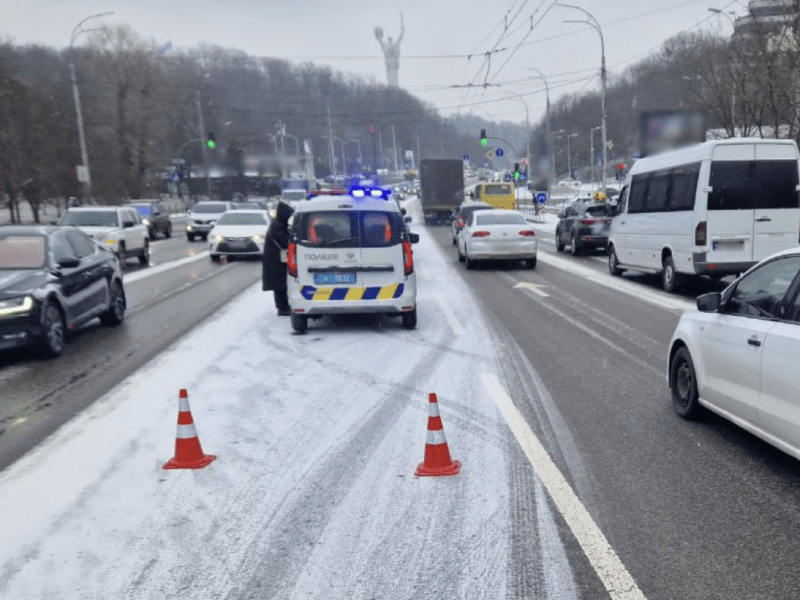 Великий затор утворився у напрямку моста Патона