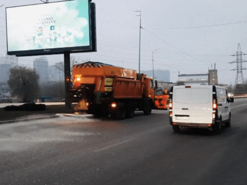 Дороги Києва обробляють рідкими хлоридами: водіїв просять за можливості не виїжджати в місто