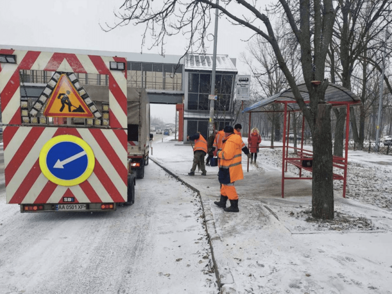 Столичних водіїв просять сьогодні не паркуватися обабіч доріг