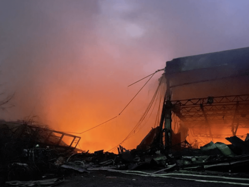 У Києві зруйнована фабрика, яка шила армійський одяг для Зеленського і Залужного