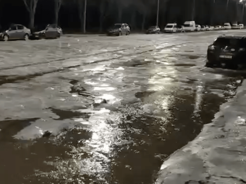 На Борщагівці вулицю залило водою, а мороз перетворив її на суцільну глибу