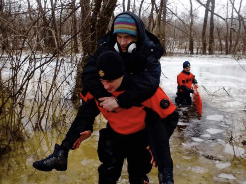 Вода різко піднялася: у Києві чоловік заліз на дерево, щоб не опинитися у крижаній пастці