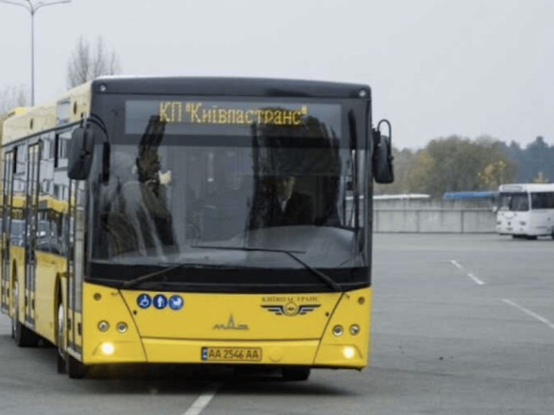 Низка автобусів та тролейбусів змінять маршрути у вихідні