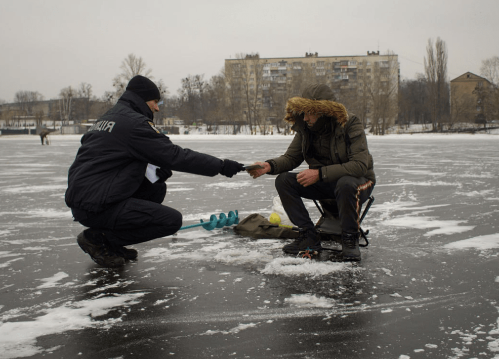 Містянам нагадали про безпечну поведінку на льоду: чого не можна робити