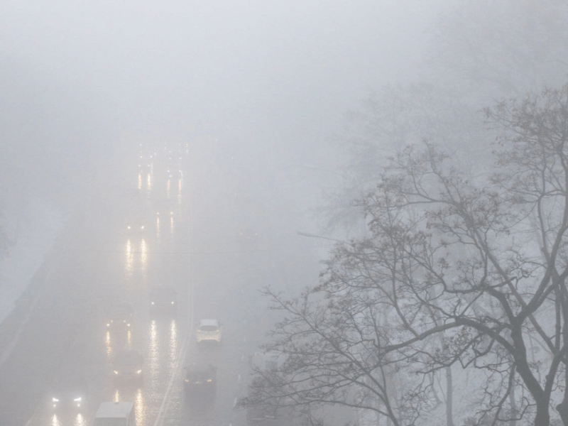 Київ накрило туманом: столичним водіям дали поради, як безпечно їздити містом
