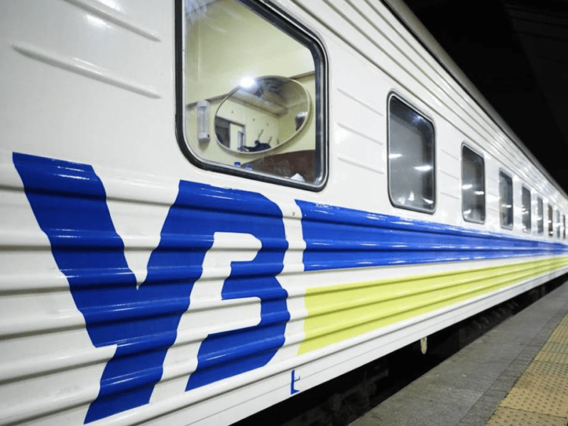 Міжнародний день обіймів: Укрзалізниця закликала пасажирів накопичувати «обіймашки» та обмінювати їх на знижки і бонуси