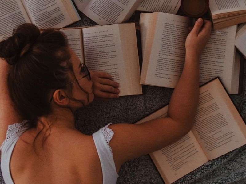Книги про сильні почуття: кілька любовних романів, які “вкрадуть” у вас вечір