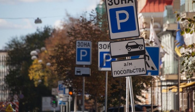 У Києві від сьогодні не можуть стягувати плату за паркування – що сталось