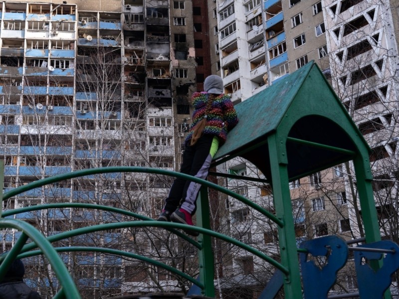 Під час ракетної атаки на Київ двоє дітей та жінка п’ять годин були заблоковані в охопленій вогнем квартирі