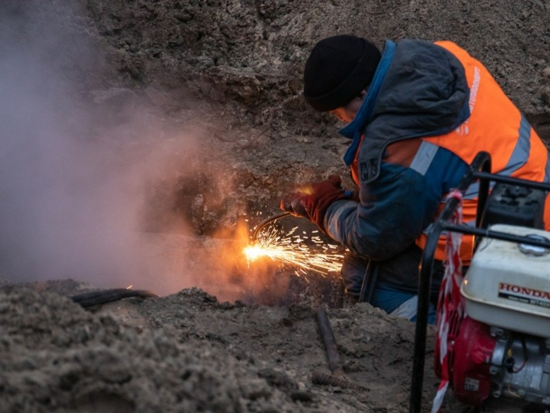 Мешканцям Дніпровського району повертають тепло: пошкоджену ракетним обстрілом тепломережу відремонтували