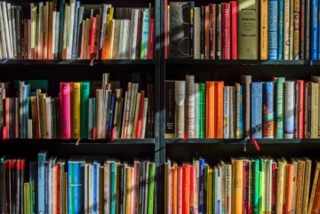 Домашній затишок і камерна атмосфера: у Києві відкрилась книгарня, де не купиш книг