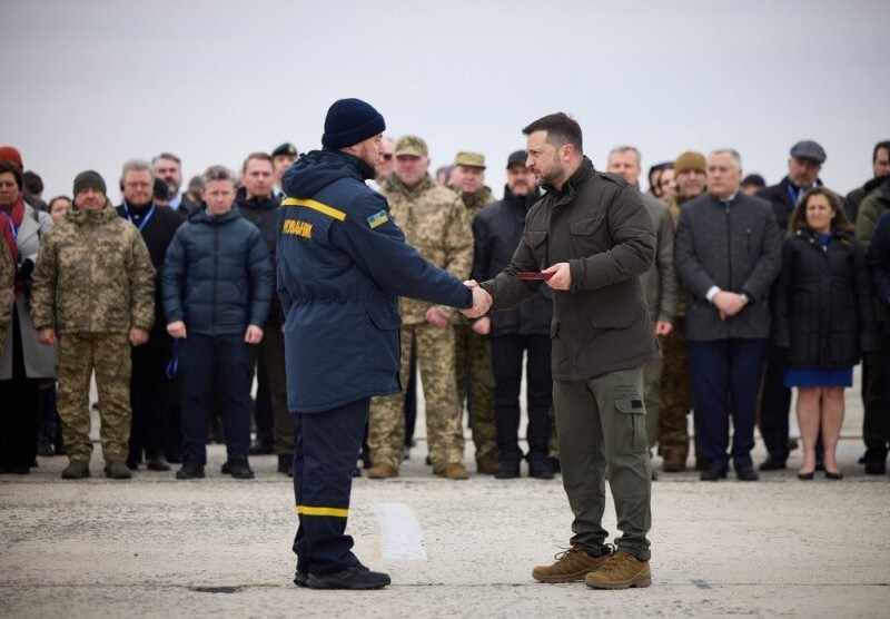 Зеленський нагородив захисників аеропорту у Гостомелі