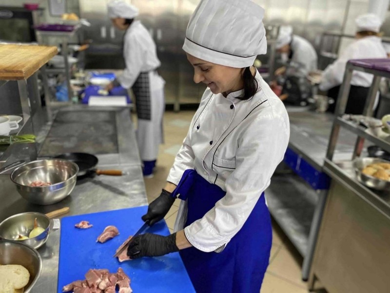 Соціальний проєкт для найменш захищених: у столичному коледжі жінки вчаться на кухарів