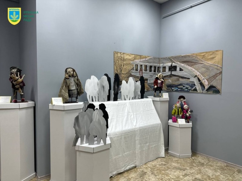В Ірпені відкрилась виставка авторської ляльки про евакуацію з міста в березні 2022