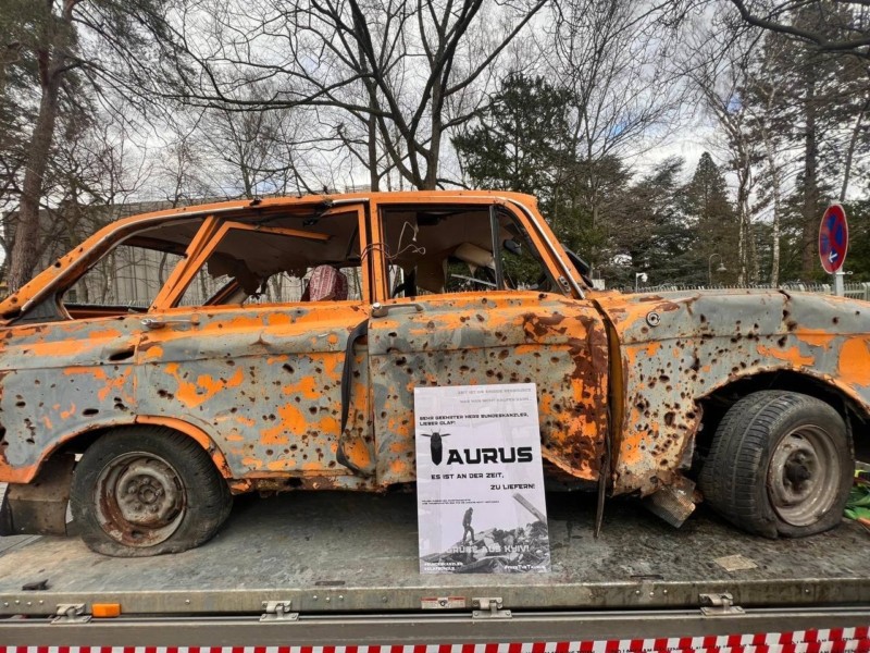 Розстріляну автівку з Київщини встановили біля консульства рф у німецькому місті