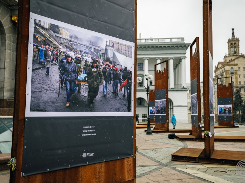 Найтрагічніші події лютого 2014. Біля монумента Незалежності розгорнули фотовиставку “Майдан Січ. Так почалася війна”
