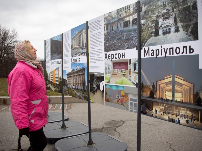 Відбудували після фашистів, відбудуємо після рашистів: у Києві присвятили виставку відновленню після воєнних руйнувань