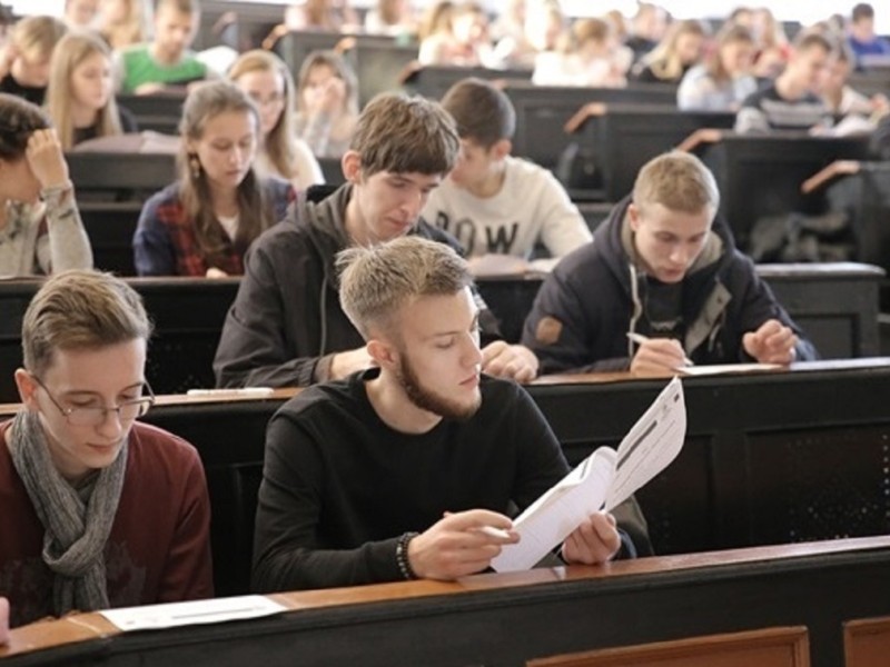 “Їздять до Києва з окопів здавати сесію” – освітянам пояснили, чому не буде скасовано заочну форму навчання