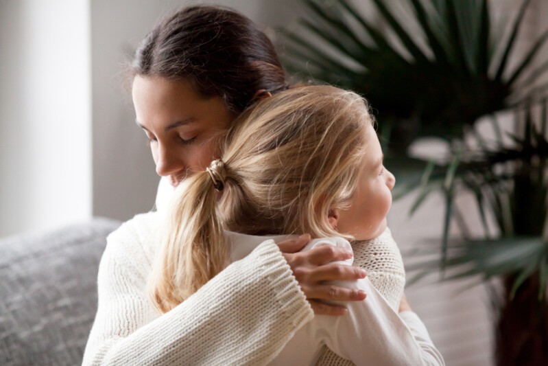 Чи справді дитині не слід бачити маму, що заплакала: психолог про правильні рішення