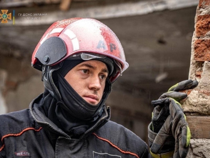 Юрій Лозинський 2 роки тому розбирав завали та рятував людей після першого влучання в багатоповерхівку в Києві