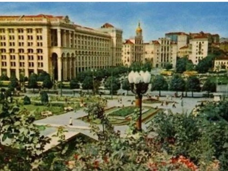 Доріжки, всипані квітами, алеї з деревами на Хрещатику та вільні автошляхи – як виглядав центр Києва в минулому столітті