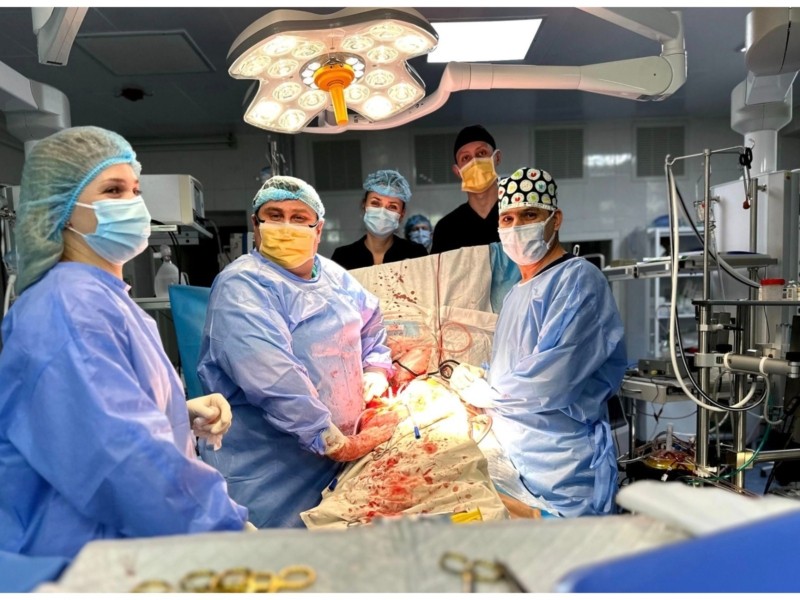 Серце забилось: київські хірурги провели трансплантацію чоловіку з важкою серцевою недостатністю