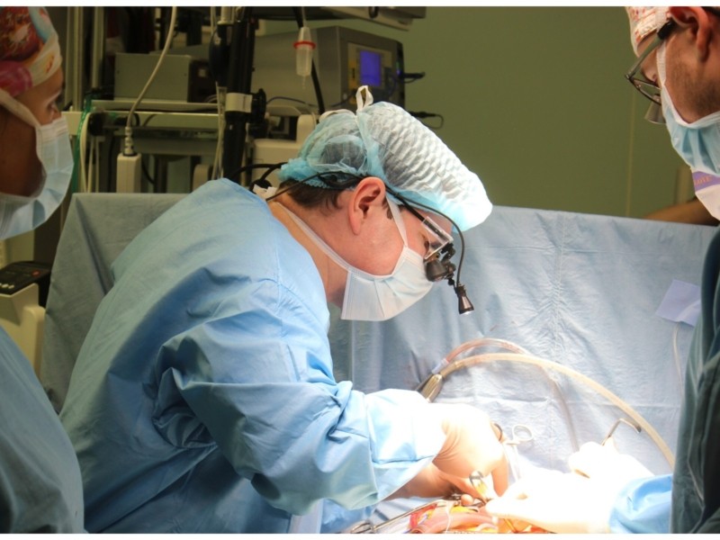 Мінімальна крововтрата: столичні кардіохірурги роблять протезування клапана, уникаючи розрізу грудини