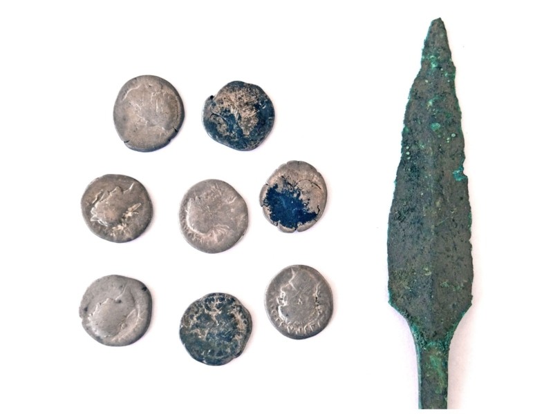 Музею історії подарували срібні римські монети-денарії та бронзового ножика, знайдені в полі