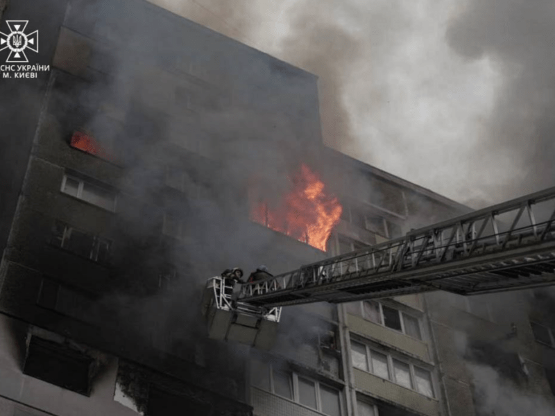 52 людини евакуювали з палаючого будинку у Голосіївському районі, а на СТО згоріли близько 40 автівок