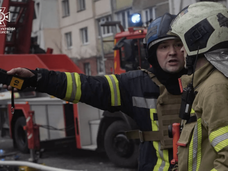 Палаючі квартири та травмовані мешканці: рятувальники показали наслідки прильоту по Києву