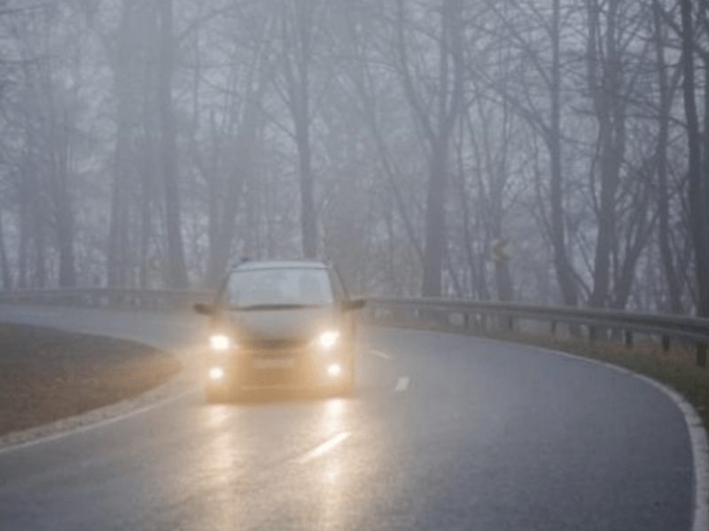 Столицю огорнув туман: водіям дали поради, як діяти в умовах поганої видимості