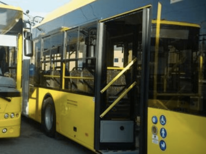 Низка столичних автобусів та тролейбусів змінять маршрути цими вихідними