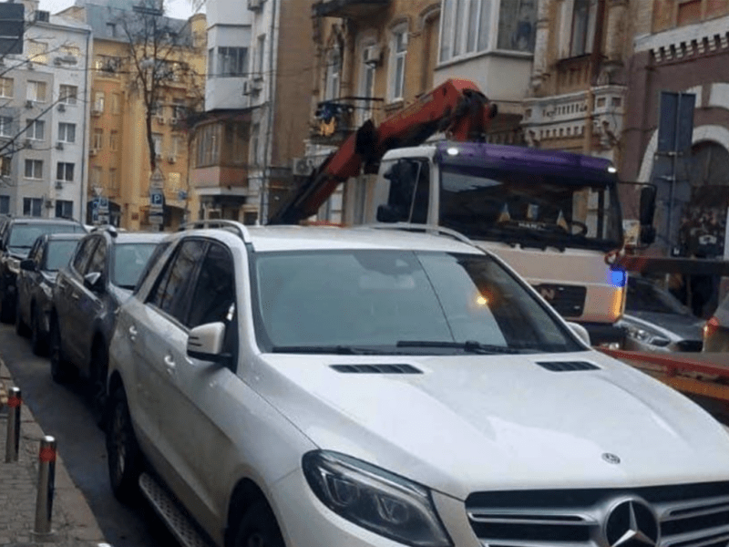 У Києві тривають рейди: автівки на велосмугах будуть евакуювати