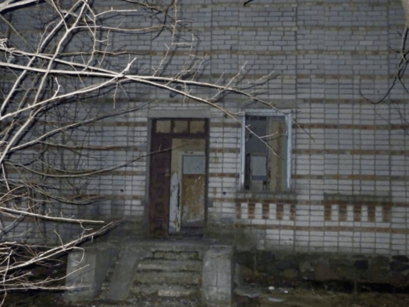 На Київщині у закинутій будівлі знайшли тіло 15-річного хлопця: загадкову смерть розслідує поліція