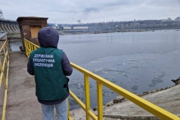 Удар російськими ракетами по ДніпроГЕС спричинив витік нафтопродуктів у головну річку країни