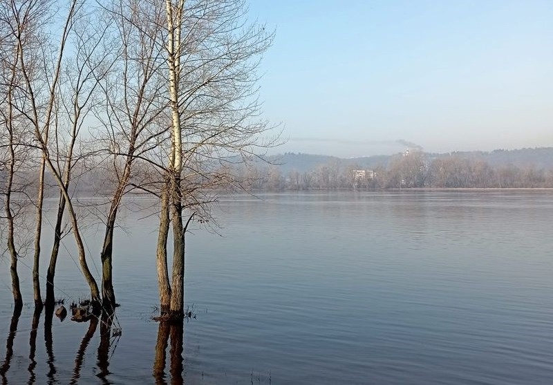 Киян попереджають про різкі коливання рівня води в річці Дніпро