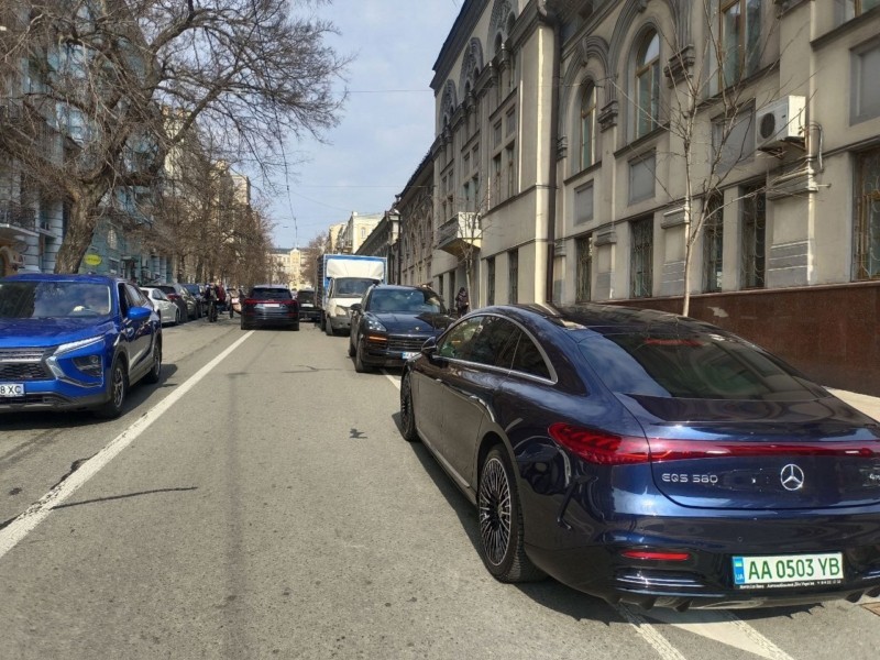 Залишити автівку більше не вийде: велосмугу на вулиці Лисенка захистили від хаотичного паркування