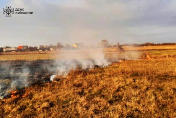 На Київщині бабця спалила поле і сусідське сіно – рятувальники тричі виїжджали на гасіння пожеж