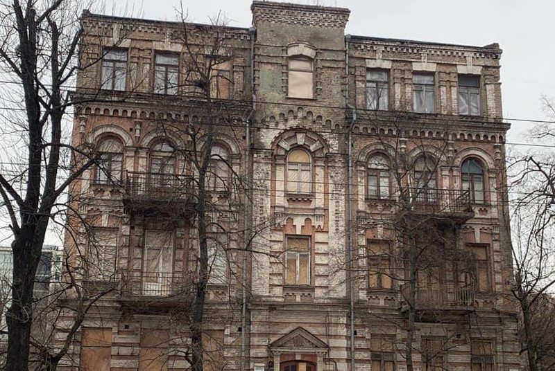 У Києві не знайшлося охочих відреставрувати історичний будинок, який пошкодили росіяни. У будинку жив Саксаганський
