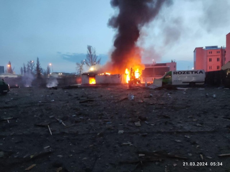 Понівечена будівля і автівки: склад ROZETKA постраждав під час ракетної атаки