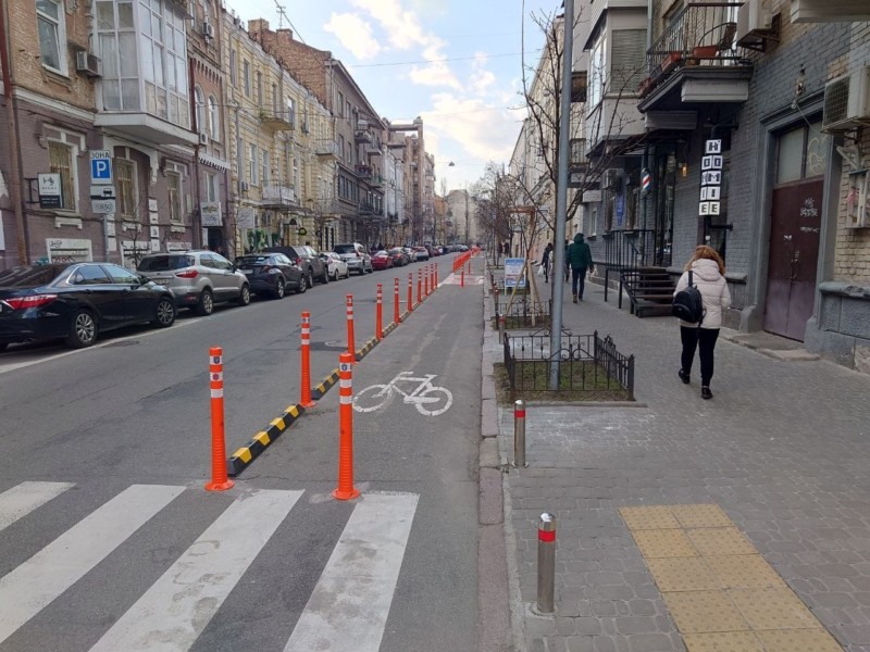 Гумових відбійників виявилось замало: велосмуга на вулиці Рейтарській отримала додатквий захист від “паркунів”