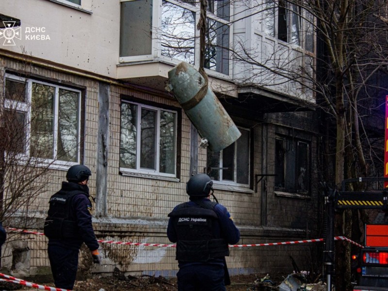 Під вікнами будинку у Шевченківському районі виявили бойову частину ракети