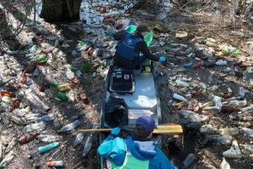 Акватолока у затоці Галера: кияни на каяках разом з комунальниками зібрали 40 кубів сміття